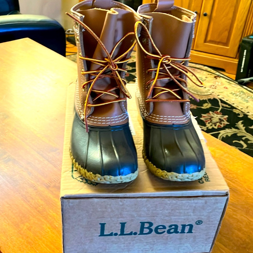 Never worn LL Bean boots. Dark brown/tan. Kids size 3 or approx a woman’s size 5